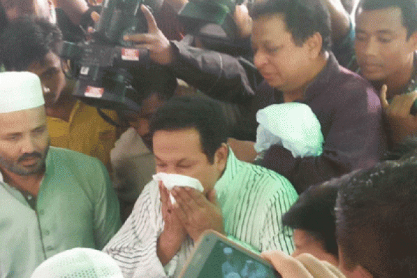 রাজ্জাকের দাফনের সময় যে অবস্থা হয়েছিলো বাপ্পারাজ ও বাপ্পির,দেখুন