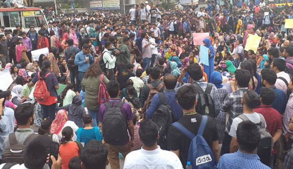 এবার রিকশা বন্ধের প্রতিবাদে রাজধানীতে সড়ক অবরোধ