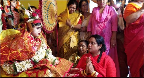কুমারী পূজায় দেবীর আসনে মু'সলিম কন্যা ফাতিমা