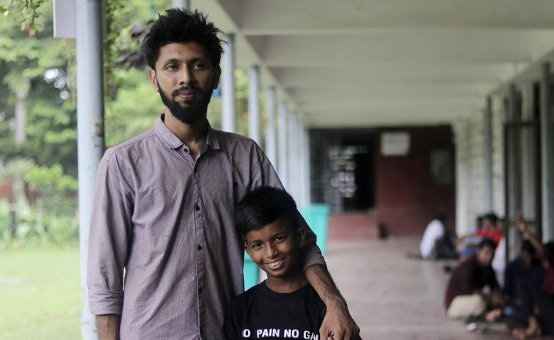 গাল্লিবয় রানা-তবীবকে বিশেষ উপহার দিচ্ছেন প্রধানমন্ত্রী
