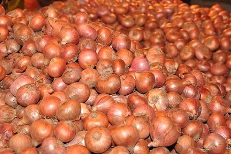 ২৬ টাকায় পেঁয়াজ কিনতে দীর্ঘ লাইন