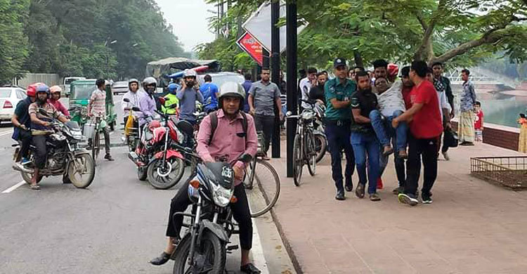 বাঁচাতে গিয়ে বিপদে পুলিশ