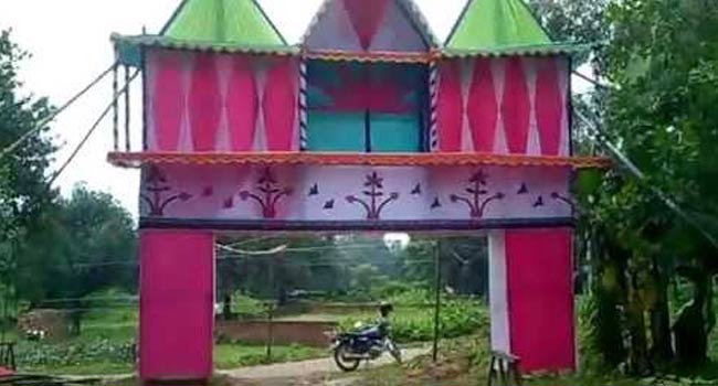 বর আসার আগেই বিয়ের গেইট ভেঙ্গে পালালো কনের বাবা