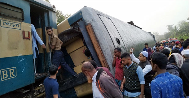 ট্রেন দুর্ঘটনায় দুইটি কারণকে দায়ী করছেন প্রত্যক্ষদর্শীরা