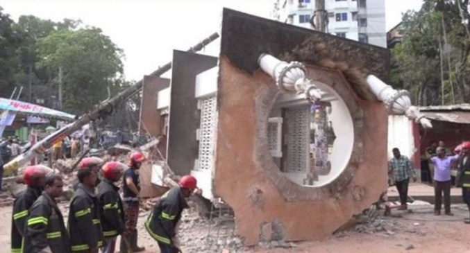 হটাৎ ভেঙে পড়লো মসজিদের মিনার, আহত ২