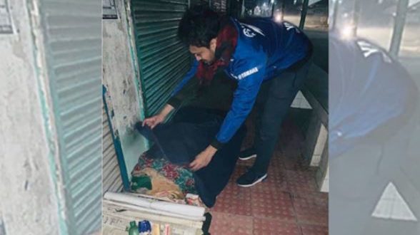 হাড় কাঁপানো শীতের রাতে দুঃস্থদের মাঝে কম্বল নিয়ে হাজির সাকিব