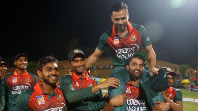 তিন অধিনায়ককে ধন্যবাদ জানালেন মাশরাফি