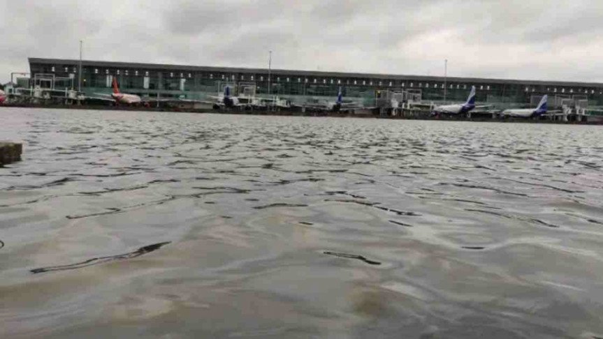 ঘূর্ণিঝড় আম্পানে বিমানবন্দর যেন একটি নদী