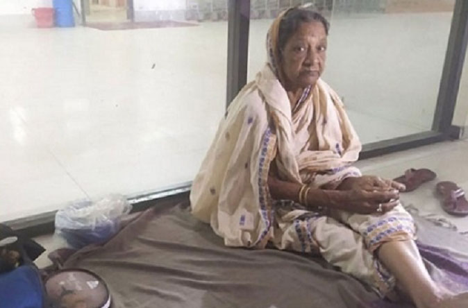 ঘরে থাকতে দিলো না সন্তানরা,যেখানে ঠায় হলো মায়ের