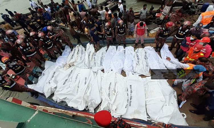 বুড়িগঙ্গায় লঞ্চ ডুবি : মিনিটে মিনিটে তোলা হচ্ছে লাশ, শেষ কোথায়