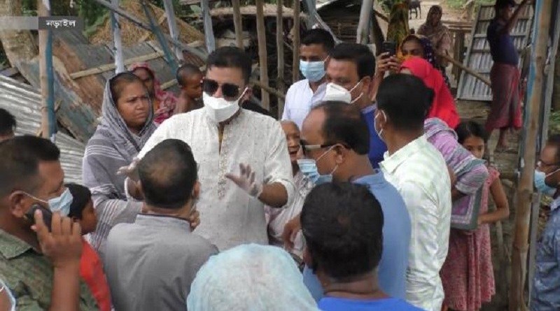 করোনা মুক্ত হয়েই এলাকার অসহায়দের পাশে মাশরাফী