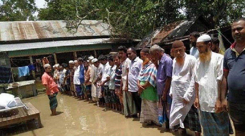 জানাজা পড়ানো হলো হাঁটুপানিতে