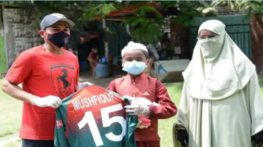 ভাইরাল হওয়া মা-ছেলের পাশে মুশফিক