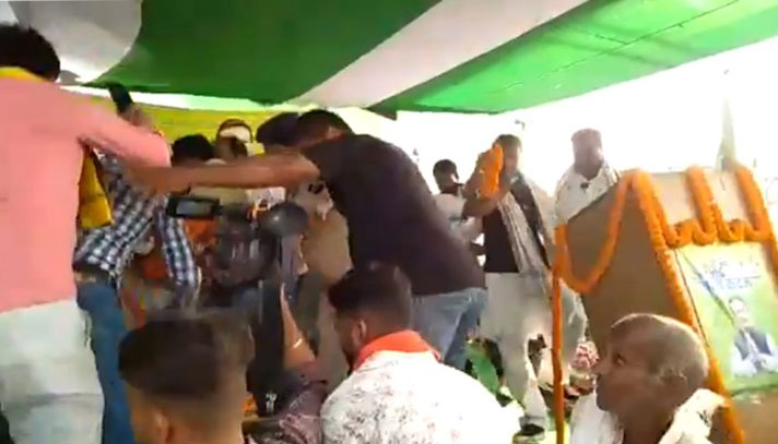 নির্বাচনী প্রচারণা মঞ্চ ভেঙ্গে পড়লো নেতারা ভিডিওসহ