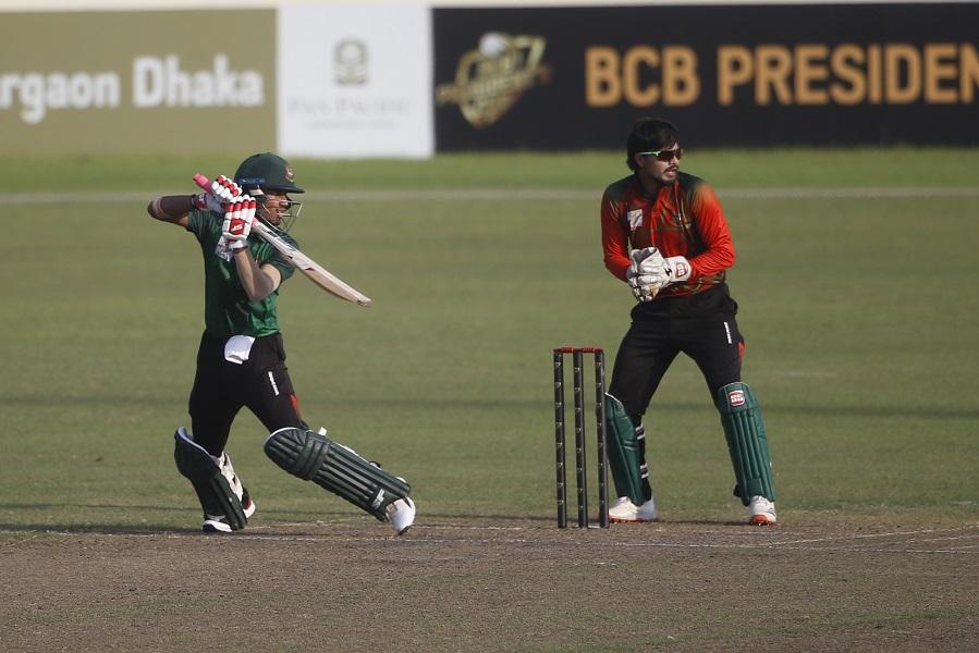 ১০ চার ১ ছক্কায় আফিফের ব্যাটে রানের পাহাড় ৫০ ওভার শেষে স্কোর