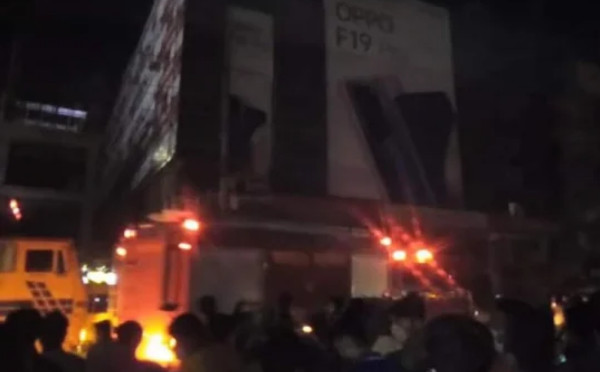 ভয়াবহ আগুনে পুড়ছে পুরা মার্কেট