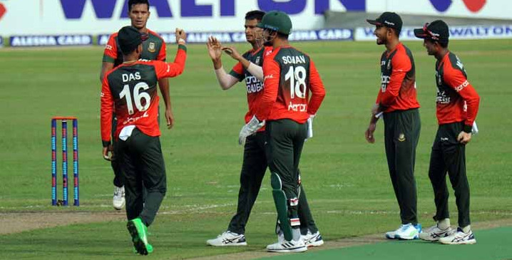 পর পর দুই উইকেট হারিয়ে বিপদে নিউজিল্যান্ড, দেখেনিন সর্বশেষ স্কোর