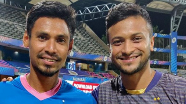 একজন আইপিএল খেলতে দেশ ছাড়লেও আরেকজন রয়েছেন দেশেই