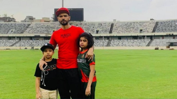 হঠাৎ সবাইকে অবাক করে দিলেন মাশরাফি