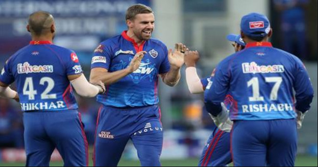আইপিএলে অবিশ্বাস্য এক বিশ্বরেকর্ড গড়লেন তারকা পেসার