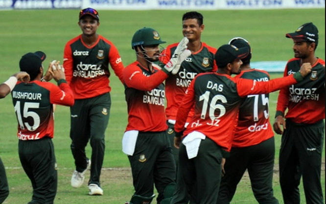 আর মাত্র কয়েক মিনিট পরেই মাঠে নামছে টাইগাররা