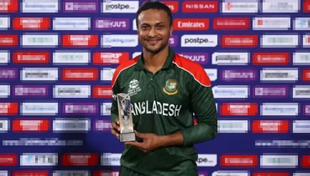 হঠাৎ করেই সাকিবকে নিয়ে স্ট্যাটাস দিলো