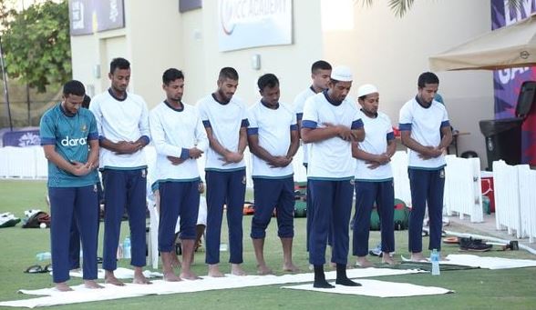 আগে ক্রিকেট না আগে নামাজ আদায় বুঝিয়ে দিলো মাহমুদুল্লাহরা
