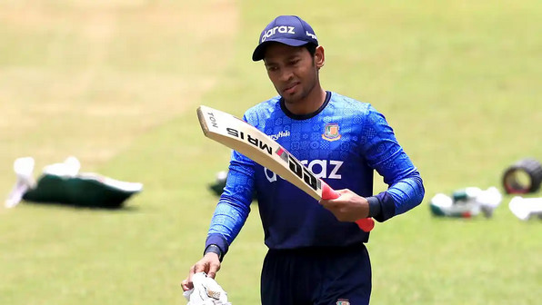 আসিফ আলীর সিএ ব্যাটটি নিয়ে শ্যাডো শট খেললেন মুশফিক