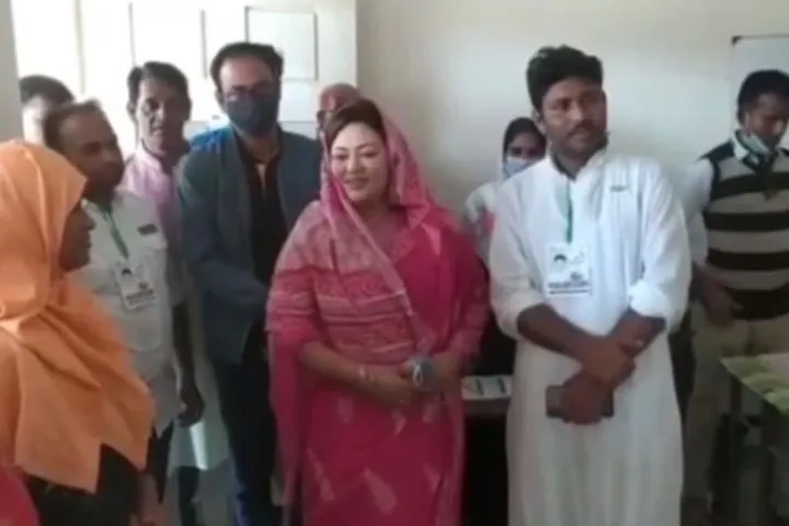 আচরণবিধি ভেঙে নির্বাচনী কেন্দ্রে এমপি মমতাজ,যা বললেন তিনি নিজেই