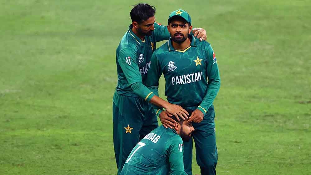 নিজেরাই নিজেদের হারিয়ে দিলেন বাবররা