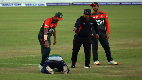 খেলার মাঝে মাঠে দর্শক, সোজা মুস্তাফিজের পায়ে