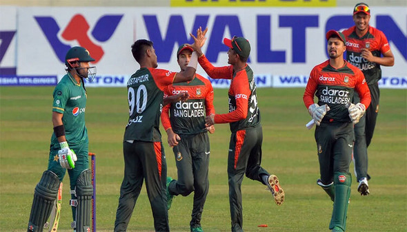 শুরুতেই উবকেট তুলে নিল মুস্তাফিজ, দেখেনিন সর্বশেষ স্কোর