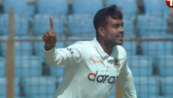 বাবরকে বোকা বানালেন মিরাজ