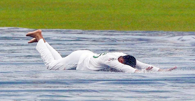 হঠাৎ করে মাঠের ভিতরে অন্যরকম আনন্দে মাতলেন সাকিব