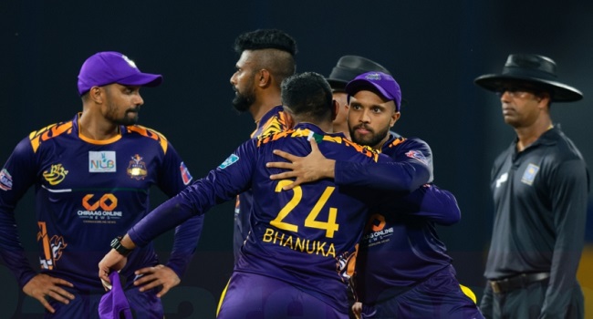 আগের রাতে চ্যাম্পিয়ন, শ্রীলঙ্কায় গিয়েই হারের মুখ