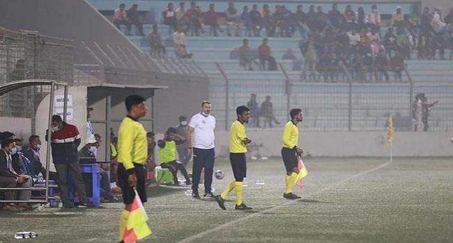 ফুটবল মাঠে এমন দৃশ্য আগে কখনো দেখেছেন