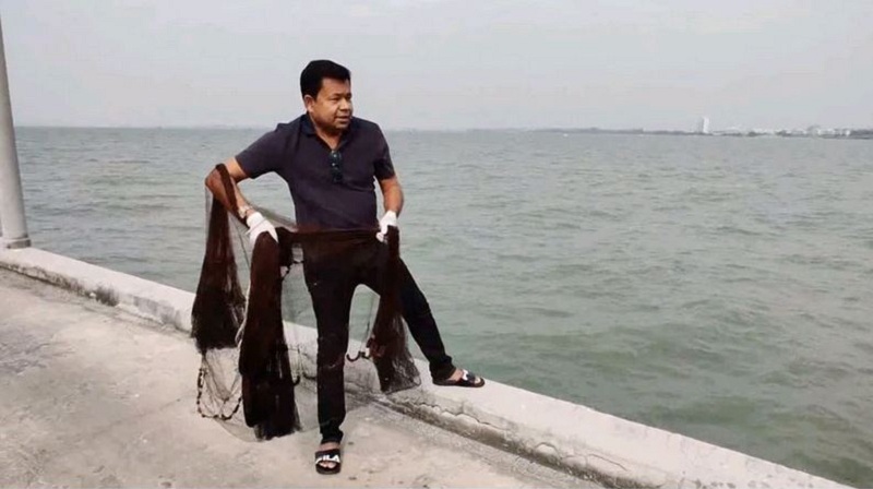 থাইল্যান্ডে মাঝ সমুদ্রে মাছ ধরছেন মনির খান ভিডিওসহ