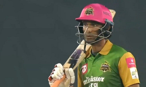 খুলনাকে বিশাল রানের টার্গেট দিলো ঢাকা