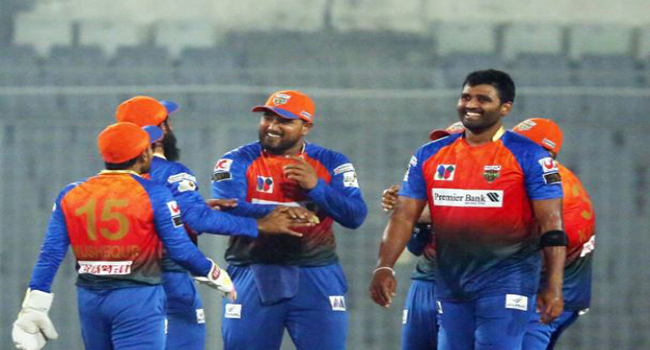 টস জিতে বোলিংয়ে খুলনা, দেখেনিন শক্তিশালী একাদশ