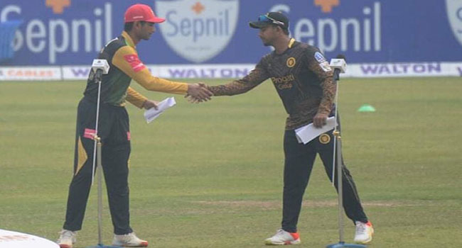 ব্যাটিংয়ে ঢাকা, একাদশে ফিরলেন মাশরাফি,দল থেকে বাদ পড়লেন যিনি