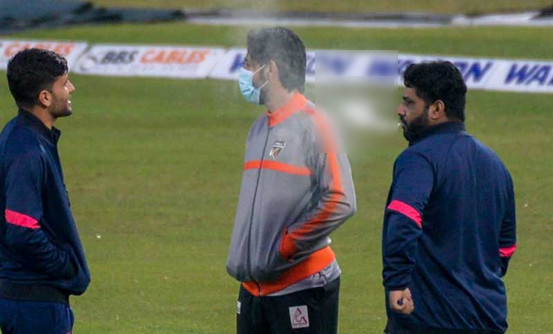 স্টেডিয়ামের ভেতর প্রকাশ্যে অবিশ্বাস্য কান্ড করে বসলেন শেহজাদ