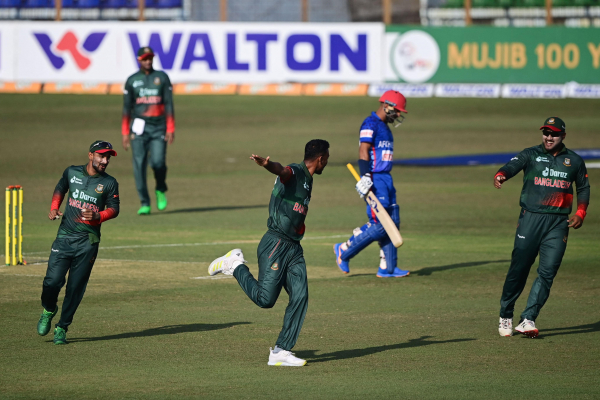 অবাক ক্রিকেট বিশ্ব : অতীত পাল্টে নতুন ইতিহাস লিখলো বাংলাদেশ