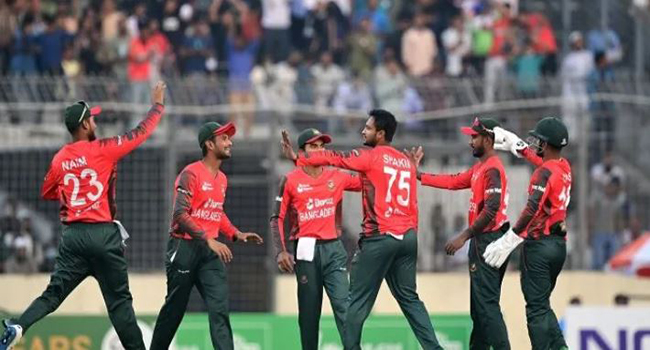 অবাক করলেন সাকিব : এক ম্যাচে করলেন দুই বিশ্বরেকর্ড