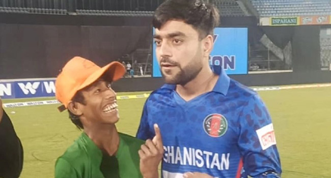 প্রতিবন্ধী বাংলাদেশি ভক্তের আবদার মেটালেন রশিদ খান