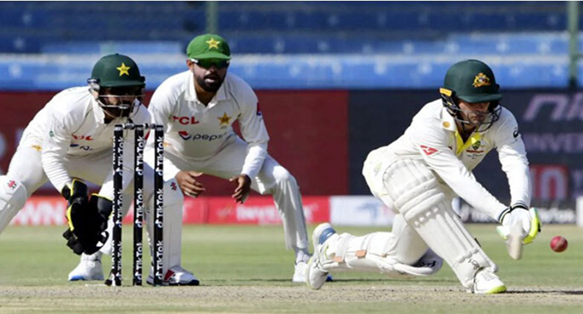অপ্রতিরোধ্য অস্ট্রেলিয়া থামলো না ১৮০ ওভার ব্যাট করেও