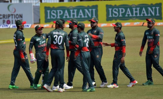 দক্ষিণ আফ্রিকাকে হারানোর লক্ষ্যে শক্তিশালী একাদশ নিয়ে মাঠে নামছে বাংলাদেশ,দেখেনিন দুইদলের সম্ভাব্য একাদশ