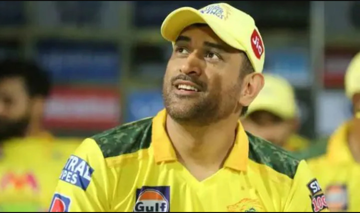 হলুদ জার্সিতে চেন্নাইয়ের হয়ে নেতৃত্ব দিতে আর দেখা যাবে না ধোনিকে