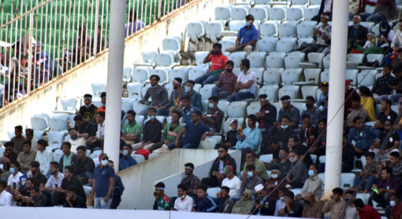 বিশাল রানের টাগের্টে ব্যাট করছে বাংলাদেশ,দেখেনিন সর্বশেষ স্কোর