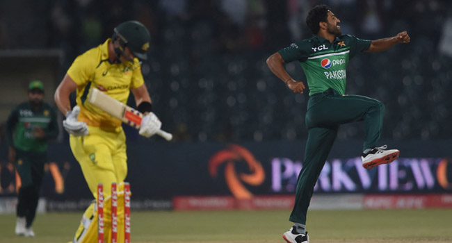 অস্ট্রেলিয়ার দেয়া বিশাল রানের টাগের্টে ব্যাট করছে পাকিস্থান