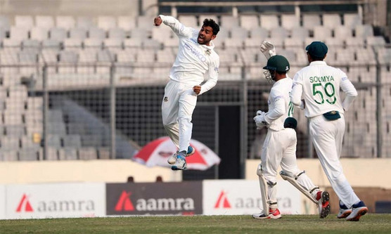 অবশেষে পর পর দুই উইকেট পেল বাংলাদেশ
